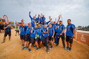 Tim en Tom Coronel hebben de finish van Dakar 2023 gehaald en staan hier op de foto met het team.