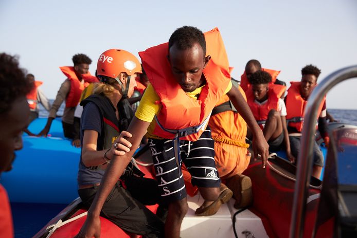 Archiefbeeld van migranten die gered werden door een Duitse ngo voor de kust van Libië