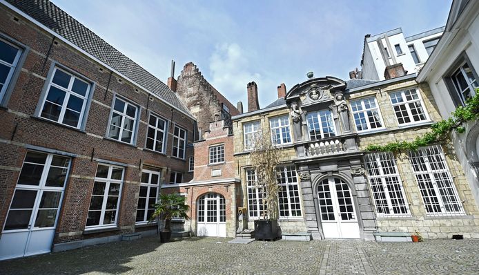 In het failliete JJ House van Sihame El Kaouakibi in Antwerpen werden de fameuze keuken en ander meubilair buiten gehaald.