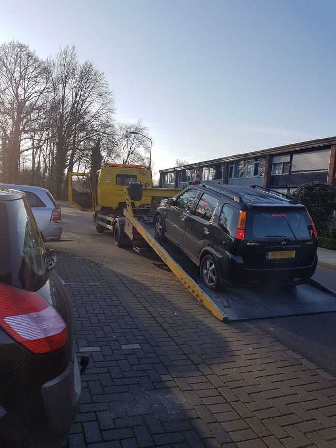 De auto van het gezin aan de Wiardi Beckmanstraat wordt weggesleept met meerdere lekke banden, in een conflict met een bewoner van de De Gaullestraat in Doetinchem.