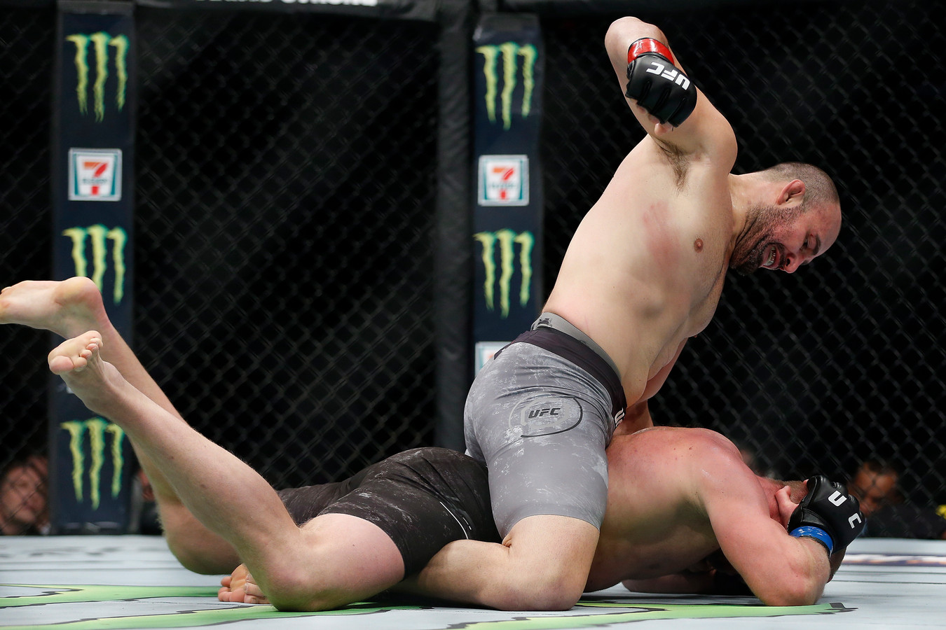 Glover Teixeira, uit Brazilië, top, verslaat de Lets-Canadese krijgskunstenaar Misha Cirkunov in hun licht zwaargewicht gevecht tijdens een UFC Fight Night mixed martial arts-evenement in Winnipeg, Manitoba, zaterdag 16 december 2017.