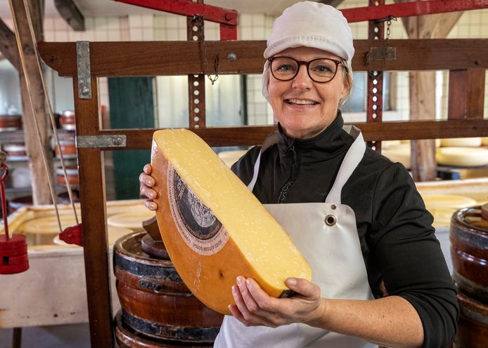 Kaasboerin Marije van der Poel van Hoeve Waterrijk is trots op de nominatie van haar boeren Goudse Oplegkaas voor het lekkerste streekproduct van Nederland.