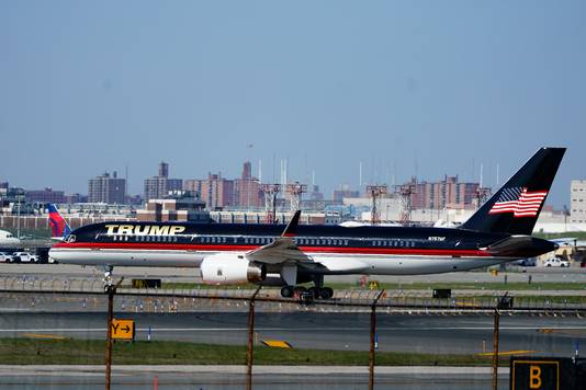 Donald Trumps privévliegtuig op LaGuardia Airport in New York.