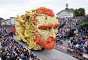 Bloemencorso in Zundert. Ter ere van de sterfdag van Vincent van Gogh had het corso hem als thema van het jaarlijkse bloemencorso.