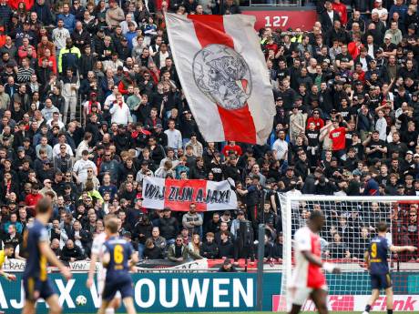 F-Side van Ajax zingt Alex Kroes toe en vindt dat Michael van Praag weg moet: ‘Rot op!’
