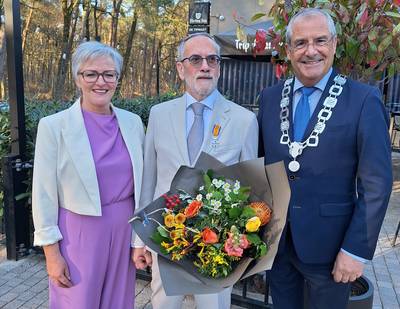 Koninklijke onderscheiding Ton Spanjers, die veel heeft betekend voor de winkeliersvereniging in Hap