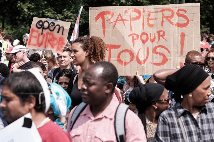 Duizend 'sans-papiers' demonstreren in Brussel tegen het asielbeleid van de regering nadat Theo Francken in een interview zei dat Europa vluchtelingenboten moet terugsturen.
