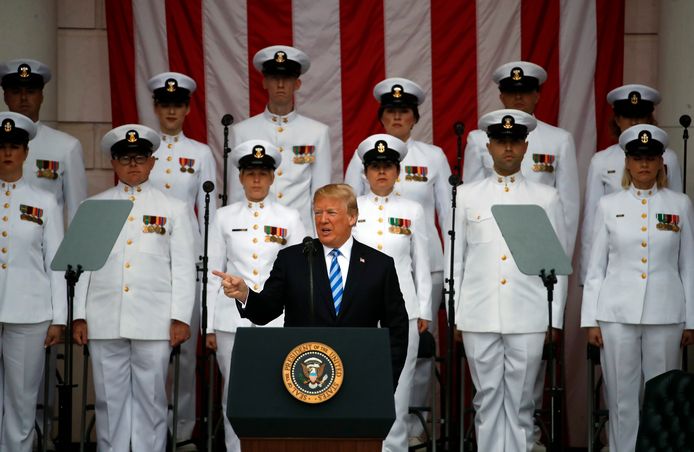 President Donald Trump voor aanvang van de herdenkingsdienst op de erebegraafplaats Arlington.