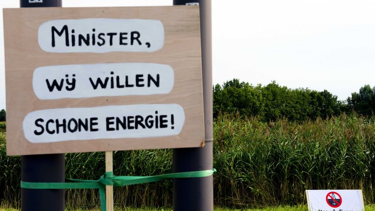 In Boxtel vroegen de bewoners in 2013 minister Henk Kamp (Economische Zaken) om de vergunning voor proefboringen naar schaliegas in Brabant in te trekken. Beeld ANP
