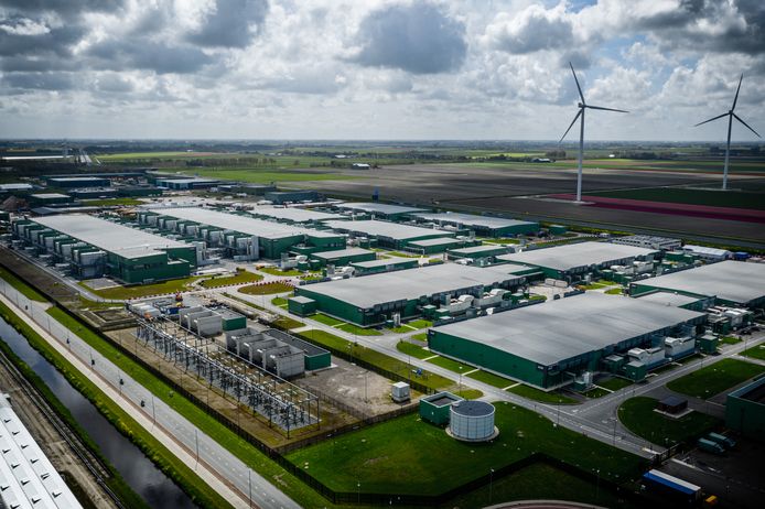 Een luchtfoto van het datacenter van Microsoft in Middenmeer, Noord-Holland.