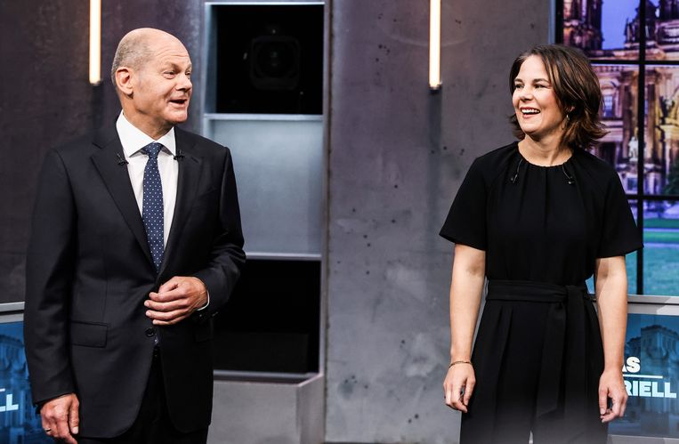 De voorzitters van  SPD en de Groenen, Olaf Scholz en Annalena Baerbock, op een verkiezingsdebat. Inzake Europese thema's verschillen hun standpunten niet erg van elkaar. Beeld EPA