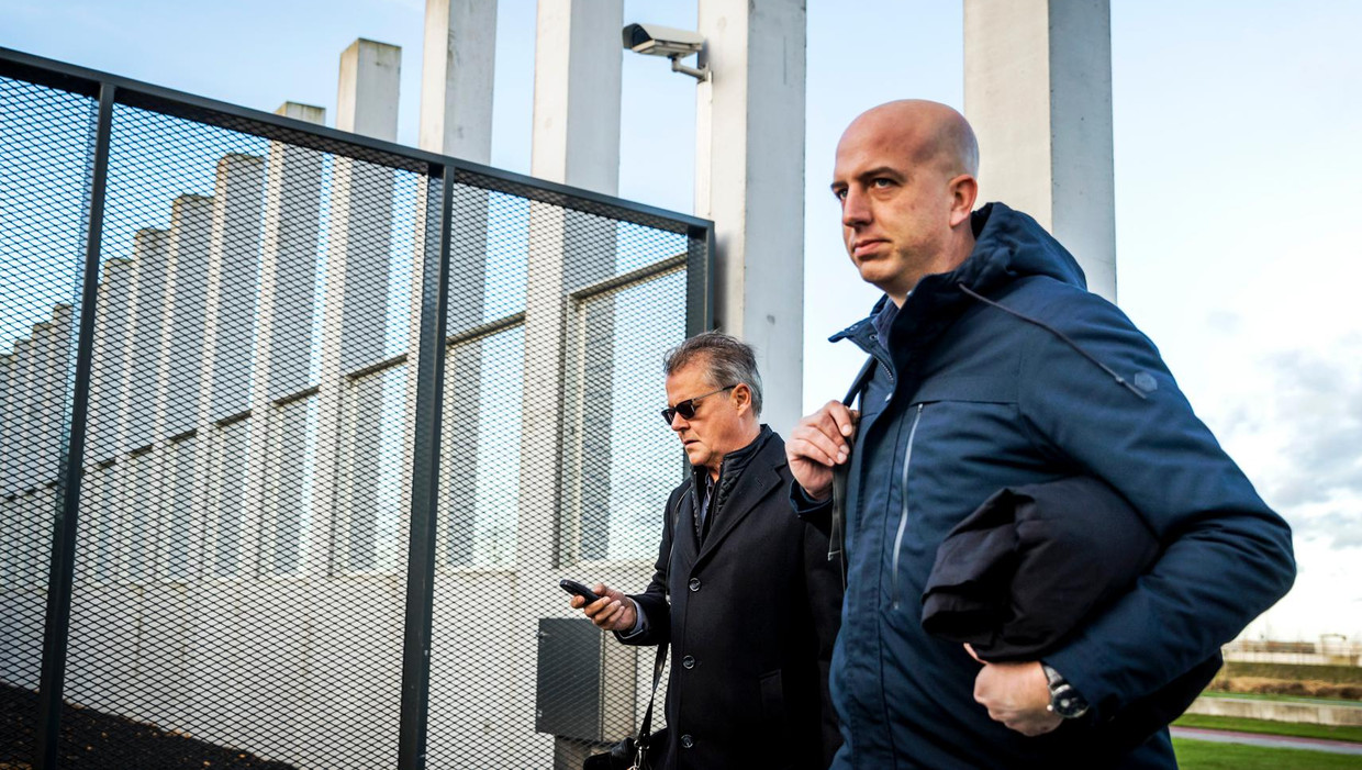 Nico Meijering en Christiaan Flokstra, advocaten van Dino S, arriveren bij het Justitieel Complex Schiphol. Beeld anp