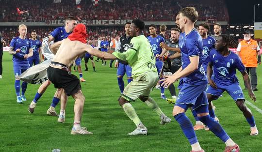 Hooligans Standard en Charleroi in de clinch met elkaar en met spelers: vier politieagenten lichtgewond