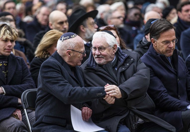 Holocaustoverlevende Joop van der Starre en Jacques Grishaver, voorzitter Nederlands Auschwitz Comité, tijdens de Nationale Holocaust Herdenking. Beeld ANP