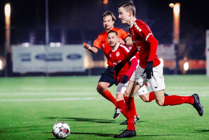 Jens Hoornaert zet een nieuwe aanval op. De Bruggeling was tegen Roeselare-Diasel goed voor drie doelpunten.