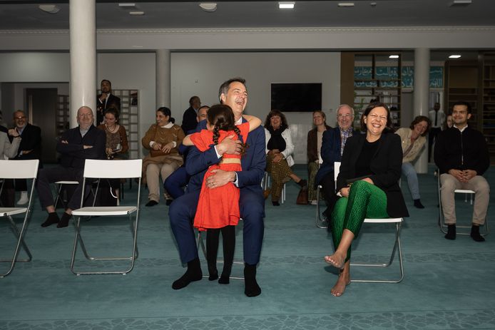 Rayhana (4) geeft premier De Croo een warme knuffel tijdens zijn bezoek aan de moskee in Lokeren.