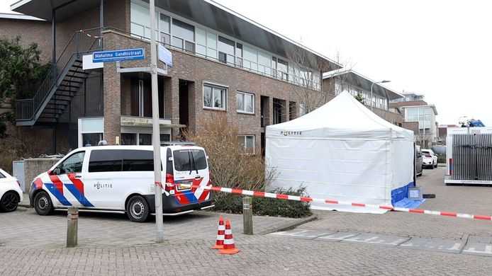 In een woning aan de Van Heuven Goedhartlaan in ‘s-Gravenzande is dinsdagochtend een overleden persoon aangetroffen. Het zou volgens buurtgenoten gaan om een bewoner (52) van het huis en hij zou gevonden zijn door zijn tweelingbroer, die daar ook woont.