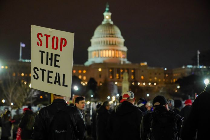 Een aanhanger van Trump toont de slogan 'Stop the Steal' aan het Capitool