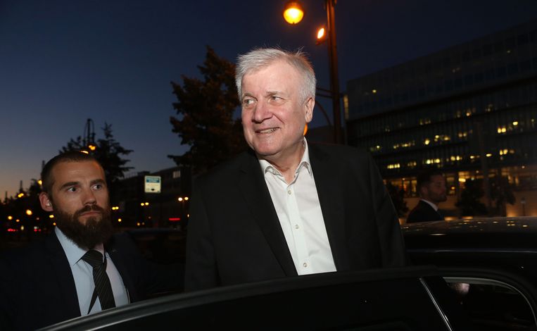 Minister Horst Seehofer vertrekt na zijn gesprek met bondskanselier Angela Merkel. Beeld AFP