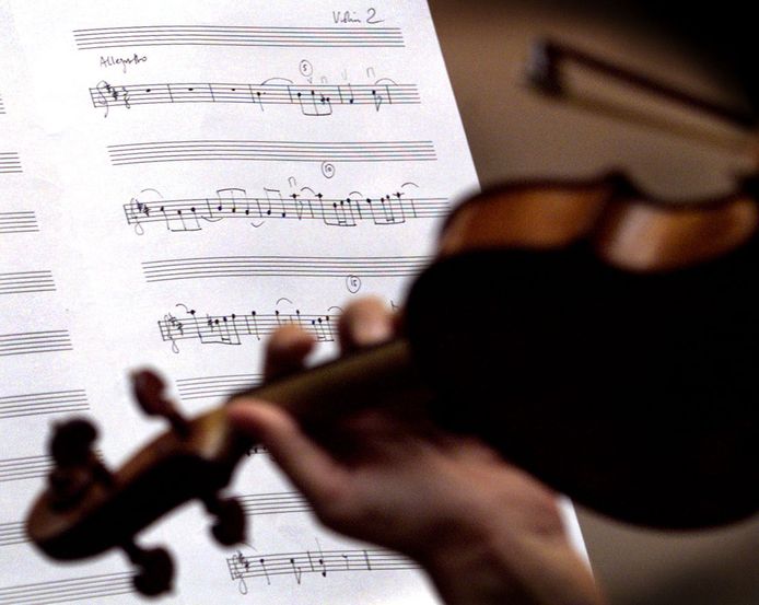 Een violiste speelt een stuk van Beethoven.