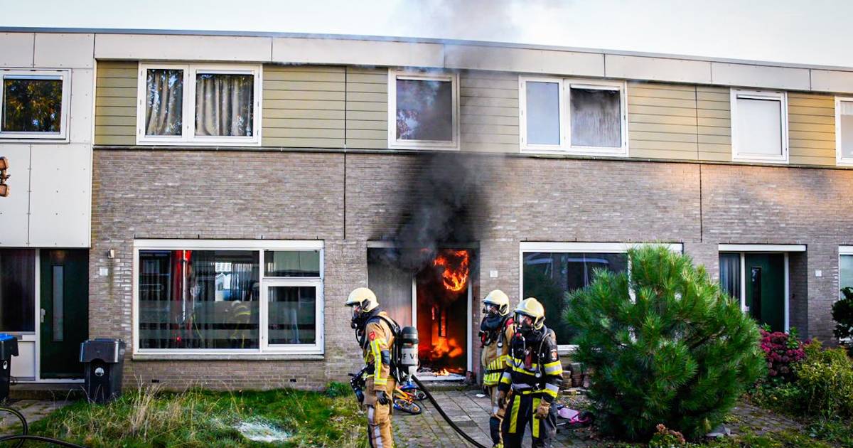 Uitslaande keukenbrand op Bessemerstraat in Oudeschoot: brandweer blust van twee kanten