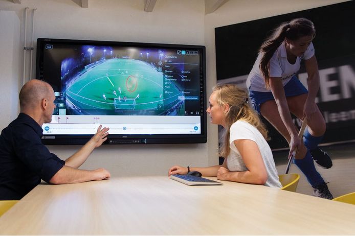 De beelden worden ook gebruikt voor analyse. Hier bespreekt een coach de beelden met een speelster.