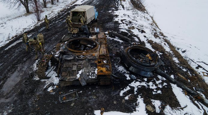 Een Russische tank die werd vernield bij een Oekraïense hinderlaag.