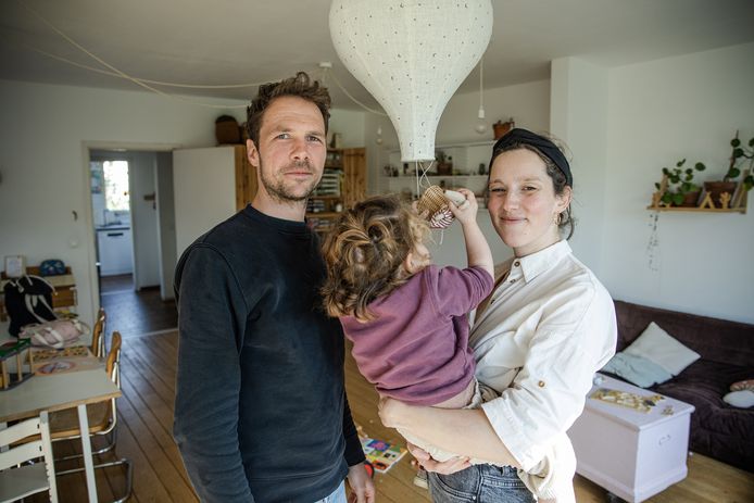 Jasmin Peeters en Gert Huygelen zullen hun dochter Jaan (2) noodgedwongen thuis opvangen, tot ze naar school kan. “De situatie in Mortsel is hopeloos.”