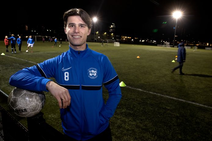Jens Kroon op sportpark De Hondsheuvels. etbalt in de vierde klasse.
