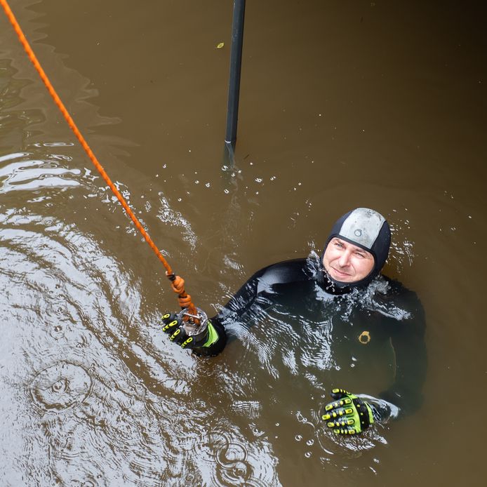 Florian Asbreuk met zijn magneet in het water.