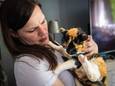 Wieke Loeffen uit Huissen met haar teruggevonden poes Veugje.