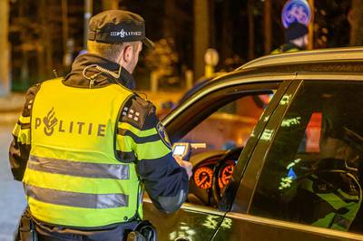 Roemeense man (29) gooit pakje sigaretten uit autoraam op A27 en mag daarna zijn rijbewijs inleveren