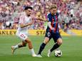 Frenkie de Jong in duel met Manu Morlanes van Real Mallorca.