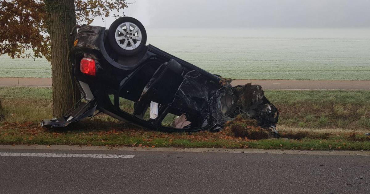 Auto slaat over de kop na frontale botsing met vrachtwagen op Torenallee.
