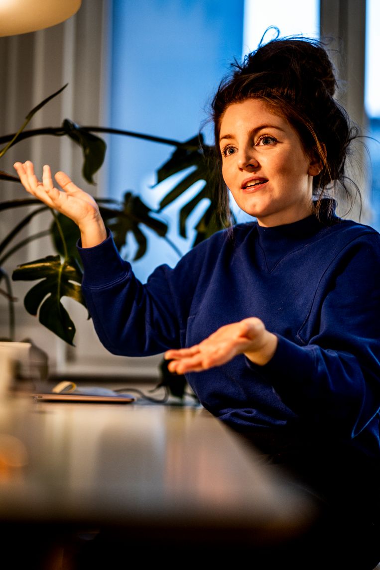 Lize Spit: ‘Ik word makkelijk verliefd, en daarom sluit ik me altijd een beetje af voor mannen. Maar bij Rob was ik totaal niet bezig met de mogelijk­heid dat we op elkaar zouden vallen.’ Beeld Diego Franssens