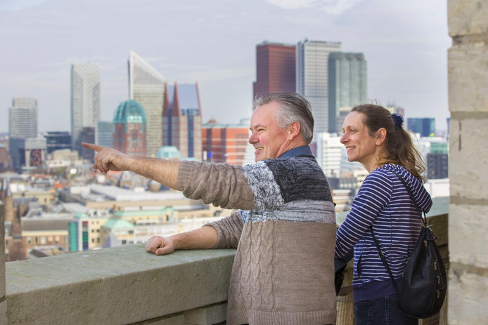 Peter en Annemarie wijzen Haagse gebouwen aan.