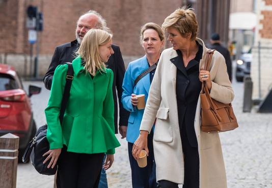 Advocaten An-Sofie Raes en Christine Mussche met actrice Maaike Cafmeyer tijdens de middagpauze.