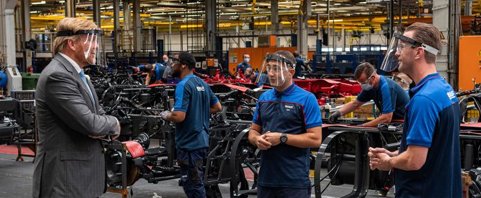 Koning Willem-Alexander bracht vorig jaar een bezoek aan de truckassemblagefabriek van het door de coronapandemie getroffen DAF in Eindhoven.