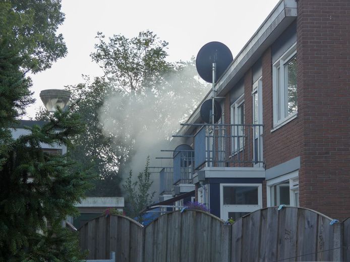 Rook bij een woningbrand in Enschede