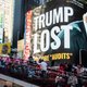 Gigantisch billboard van groep Republikeinen op Times Square roept Trump op te stoppen met aanvechten verkiezingsresultaten