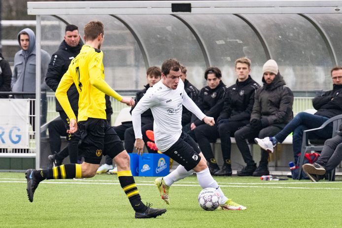 SCE (zwart-wit) staat na de zege op stadgenoot Brakkenstein nog steviger aan kop.