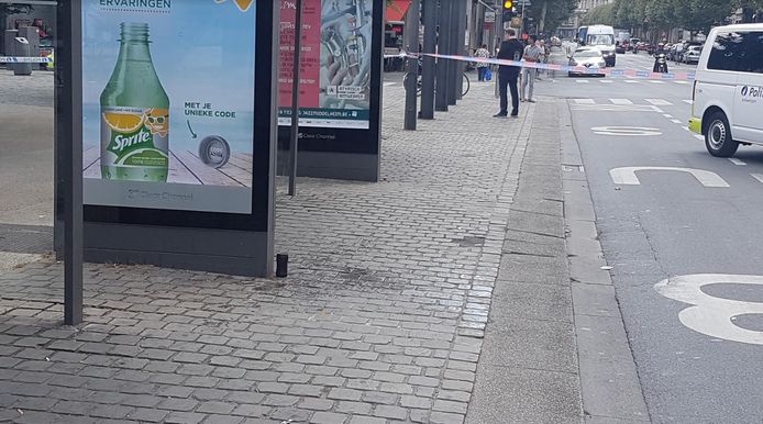 De man goot het zuur op de vrouw toen ze op het Antwerpse Sint-Jansplein stond te wachten op een lijnbus.
