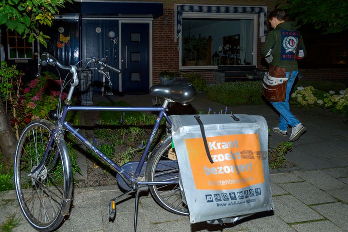 Eén van de duizenden bezorgers aan het werk. Zij zorgen ervoor dat u uw krant op de mat heeft.