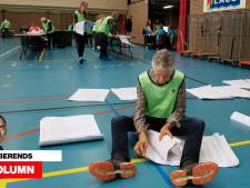 Het theater wordt afgebroken, alleen de hoofdrolspelers zijn er nog