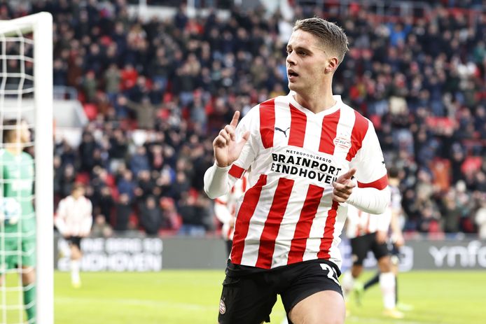 Joey Veerman viert zijn treffer tegen Go Ahead Eagles.