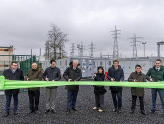 Minister opent grootste batterijpark van Europa in Ruien: “Vergelijk het met een parking voor duizend Tesla’s”