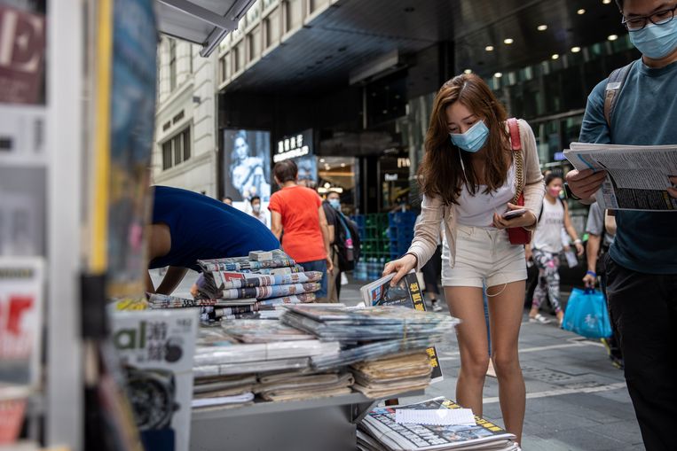 Hong Kong dirigido por un periódico en favor de la democracia, a raíz de la redada policial contra el personal editorial y el arresto de ejecutivos