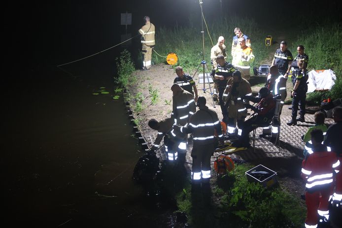 De hulpdiensten waren dinsdagnacht uitgerukt voor een scooterrijder die met zijn voertuig in het water was beland aan de Molenberg in Den Bosch.