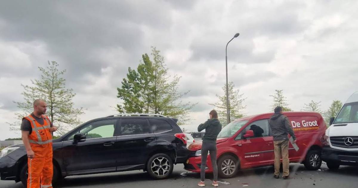 Kettingbotsing met drie auto’s op knooppunt Velperbroek: kilometerslange files.