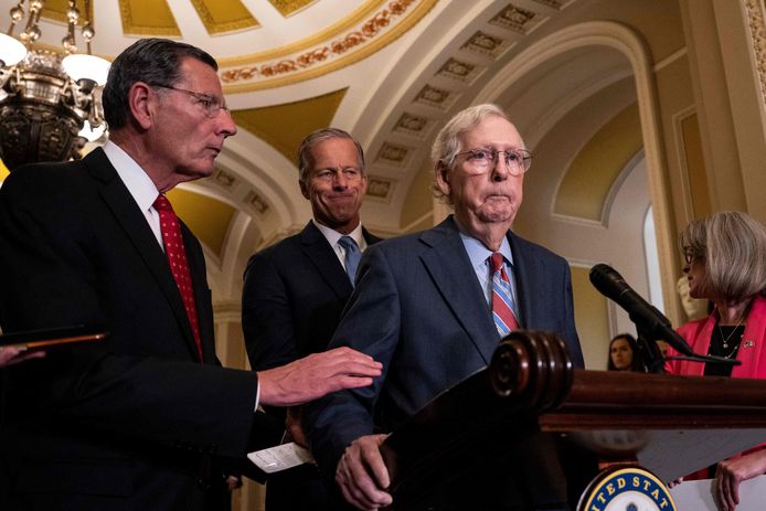 Earlier, McConnell also froze when answering questions from reporters.  He was then assisted by Senator John Barrasso.